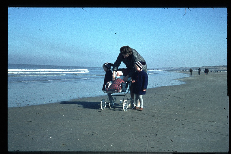 06.Strand apr 1966 Mama,Brigitte,Marion,Peter.JPG
